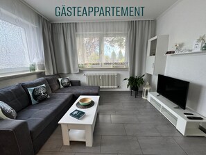 Fernseher, Kamin, Stereoanlage