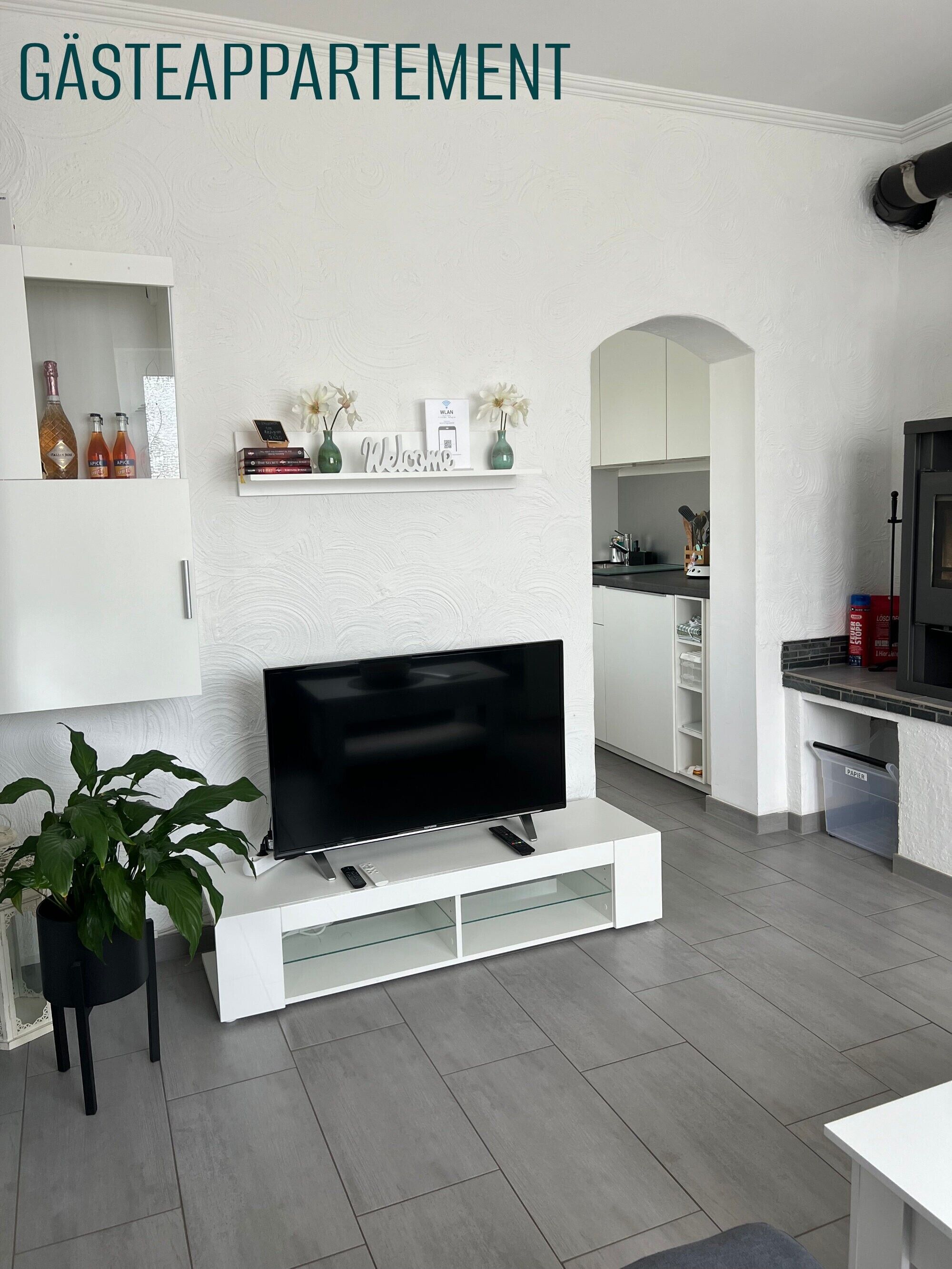 Een televisie, een open haard en een stereo