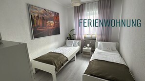 3 chambres, fer et planche à repasser, Wi-Fi, draps fournis