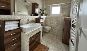 Douche, sèche-cheveux, serviettes fournies