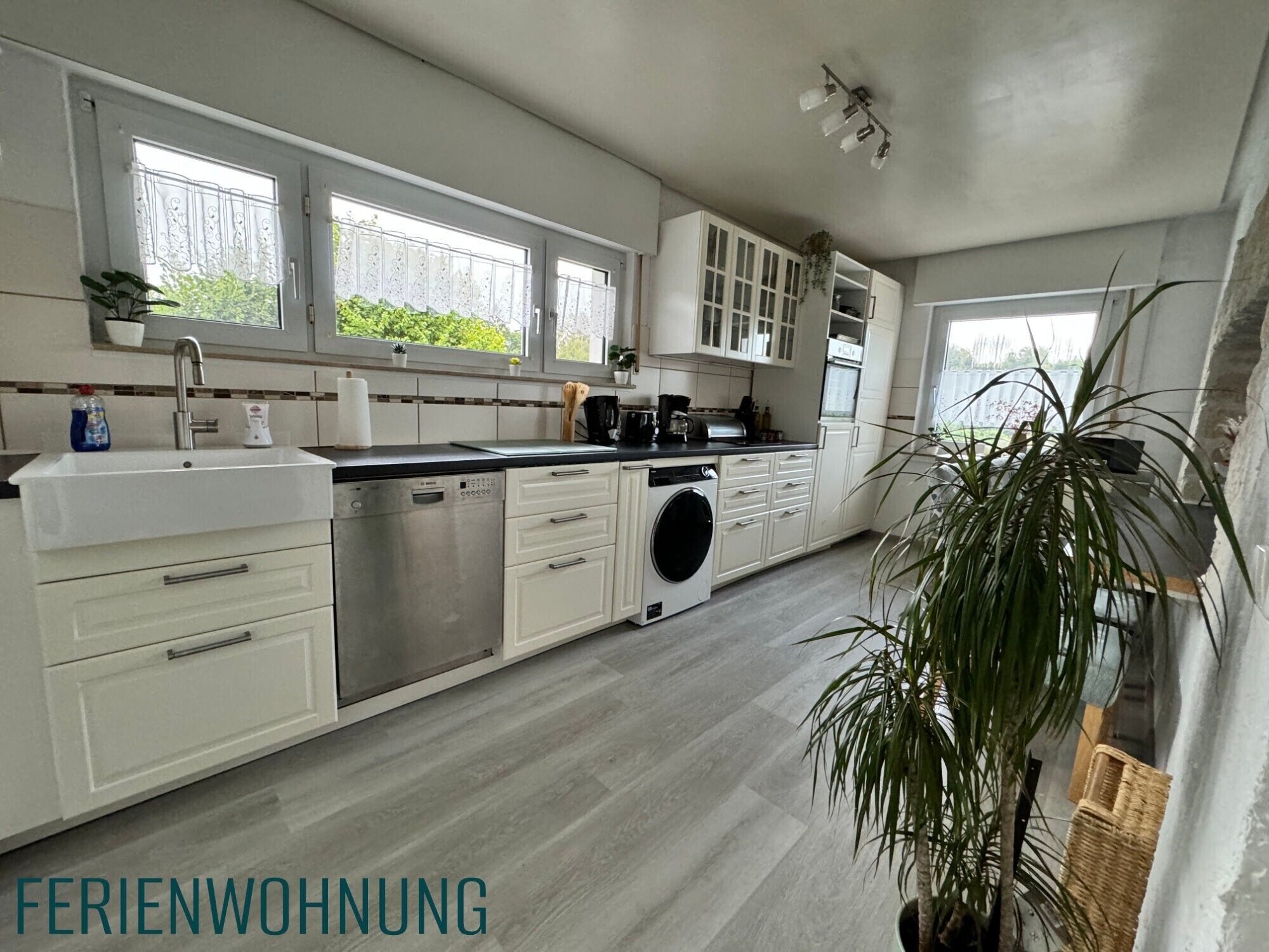 Een koelkast, een oven, een kookplaat, een vaatwasser