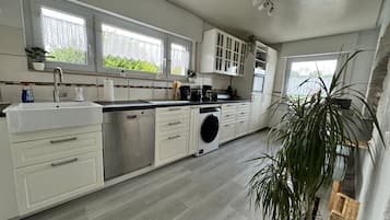 Een koelkast, een oven, een kookplaat, een vaatwasser