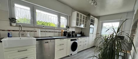 Fridge, oven, stovetop, dishwasher