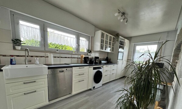 Jääkaappi, uuni, liesi, astianpesukone