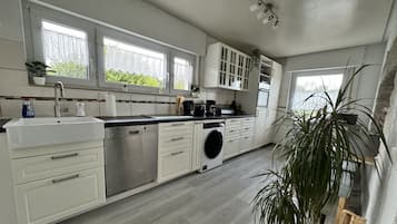 Een koelkast, een oven, een kookplaat, een vaatwasser
