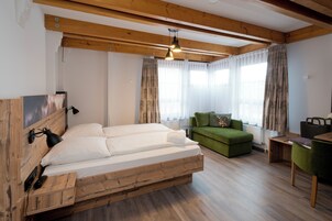 Habitación triple, balcón | Caja fuerte, tabla de planchar con plancha, wifi gratis y ropa de cama