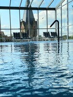 Una piscina cubierta