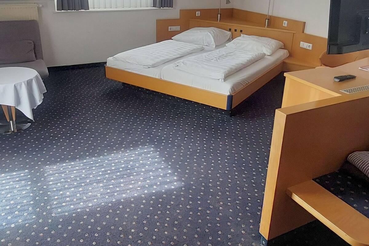 Caja de seguridad en la habitación y tabla de planchar con plancha
