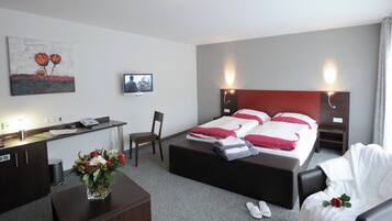 Chambre Quadruple, balcon | Coffres-forts dans les chambres, fer et planche Ă  repasser