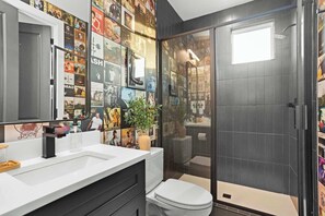 Douche, séchoir à cheveux, serviettes fournies