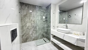 Dusche, kostenlose Toilettenartikel, Haartrockner, Handtücher