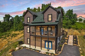 Exterior - Villa De Luxe Cabin by Beyond Expectations with Pool (Pigeon Forge)