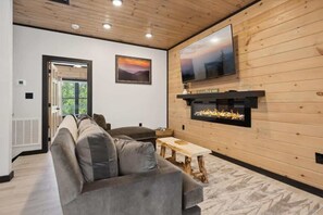 TV, fireplace, video games - Villa De Luxe Cabin by Beyond Expectations with Pool (Pigeon Forge)