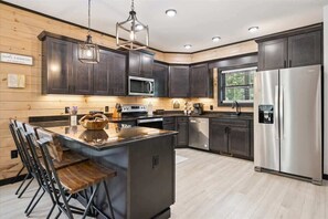 Fridge, microwave, oven, stovetop - Villa De Luxe Cabin by Beyond Expectations with Pool (Pigeon Forge)