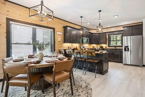 Dining - Villa De Luxe Cabin by Beyond Expectations with Pool (Pigeon Forge)