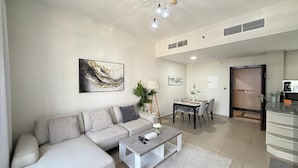 Un salon moderne avec un canapé, une table basse et un coin repas.