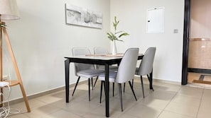 Standard Apartment, 1 Bedroom | In-room dining