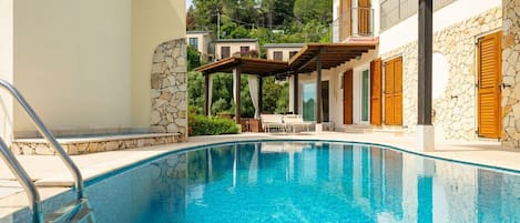 Et oppvarmet basseng