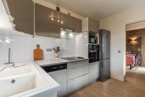 Kühlschrank, Mikrowelle, Ofen, Geschirrspüler