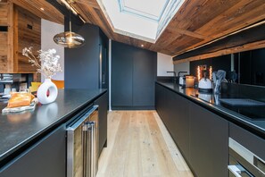 冷蔵庫、電子レンジ、オーブン、食器洗い機