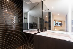 Douche, sèche-cheveux, serviettes fournies, savon