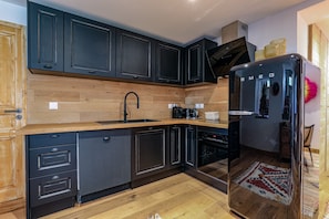 Fridge, oven, dishwasher, coffee/tea maker