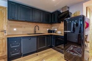 Fridge, oven, dishwasher, coffee/tea maker