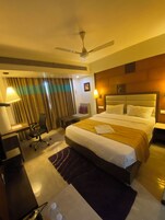 Deluxe Double or Twin Room, City View | Bathroom
