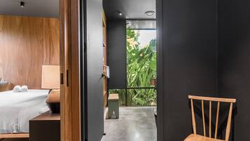 3 bedrooms, desk, iron/ironing board, internet