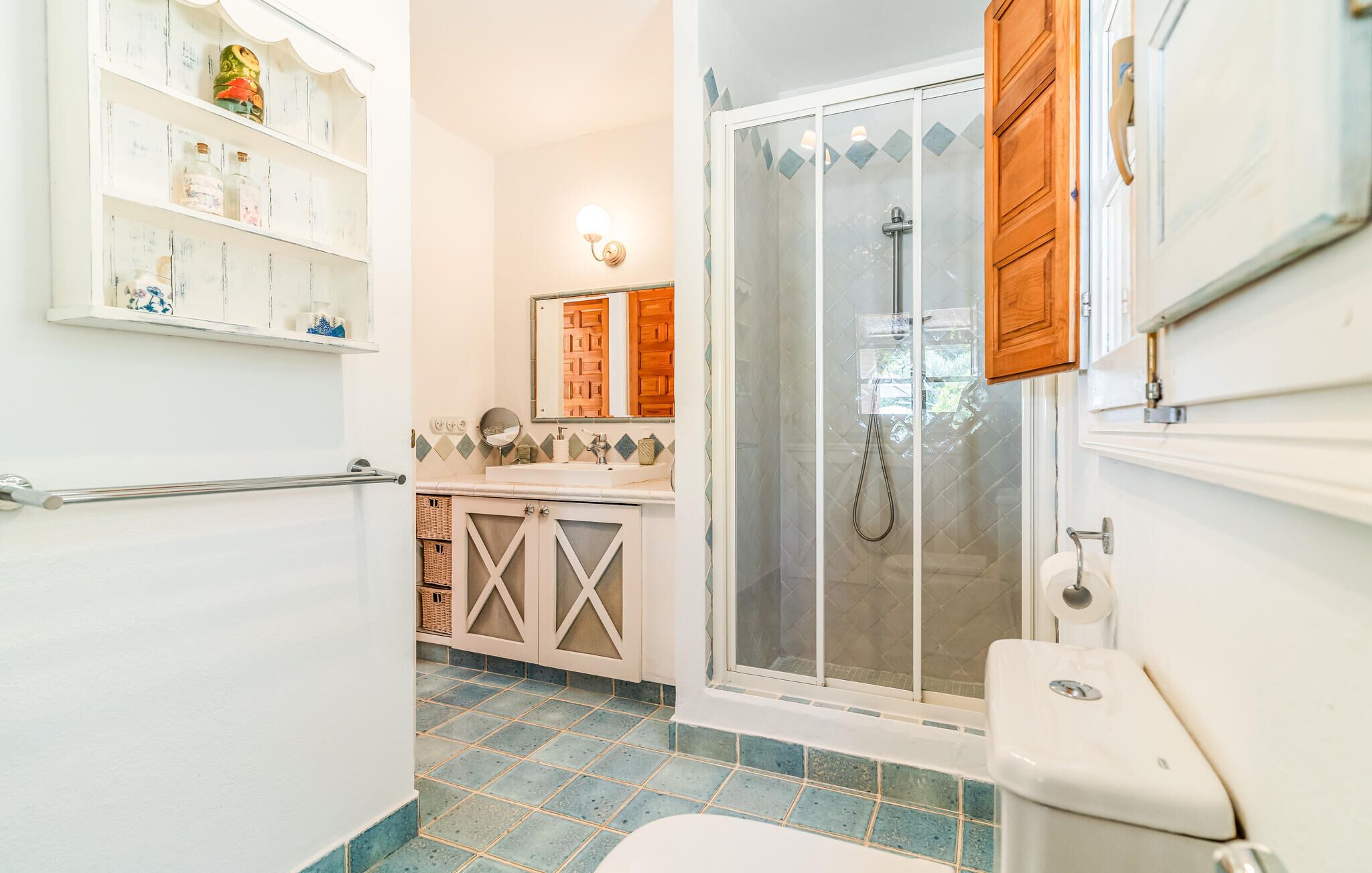 Ein Badezimmer mit Dusche, Toilette und Waschbecken.