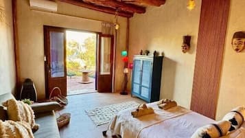 Chambre Amandier | Premium bedding, in-room safe, individually decorated