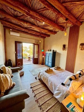 Chambre Amandier | Bộ đồ giường cao cấp, két bảo mật tại phòng, trang trí khác biệt 