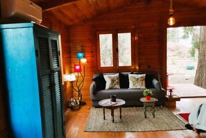 Chalet Caroubier | Literie de qualité, coffre-fort, décor unique, ameublement unique