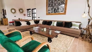 Villa Cathedrale | Area soggiorno | Caminetto, libri