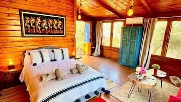 Chalet Caroubier | ๊ณ ๊ธ ์นจ๊ตฌ, ๊ฐ์ค ๋ด ๊ธ๊ณ , ๊ฐ๊ฐ ๋ค๋ฅธ ์คํ์ผ์ ์ธํ
๋ฆฌ์ด, ๊ฐ๊ฐ ๋ค๋ฅด๊ฒ ๊ฐ๊ตฌ ๋น์น