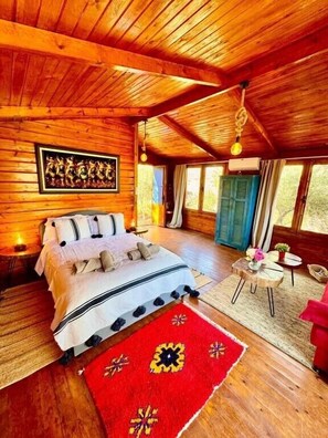 Chalet Caroubier | Hochwertige Bettwaren, Zimmersafe, individuell dekoriert