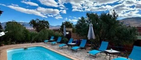 2 buitenzwembaden, parasols bij het zwembad en ligstoelen