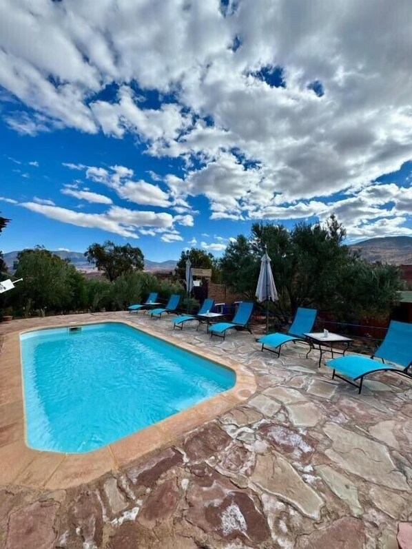 2 outdoor pools, open 9:00 AM to 7:00 PM, pool umbrellas, sun loungers - Maison Soo Bin (Bine el Ouidane)