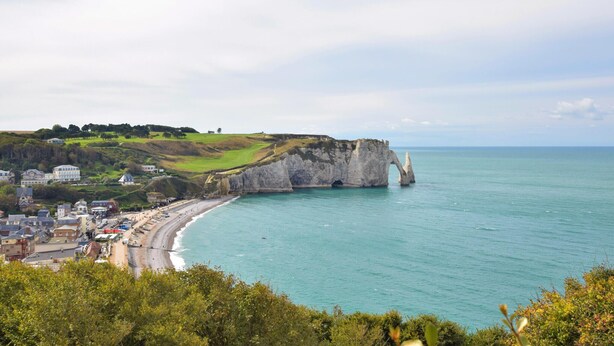 A coastal town with a prominent cliff and beach. - Maison agréable près Etretat (Beaurepaire)