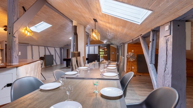 A long dining table with chairs, a wooden ceiling, and a fan. - Holiday Home 'À Isturits Avec Piscine' with Shared Pool, Private Terrace and Wi-Fi (Isturits)