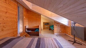 A wooden cabin with a loft bedroom, a bunk bed, and a fan. - Holiday Home 'À Isturits Avec Piscine' with Shared Pool, Private Terrace and Wi-Fi (Isturits)