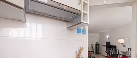 Jääkaappi, mikroaaltouuni, uuni, liesi