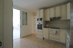 Microwave, oven, stovetop, dishwasher - Magnificent private villa with pool, BBQ and Wi-Fi (San Bartolomé de Tirajana)