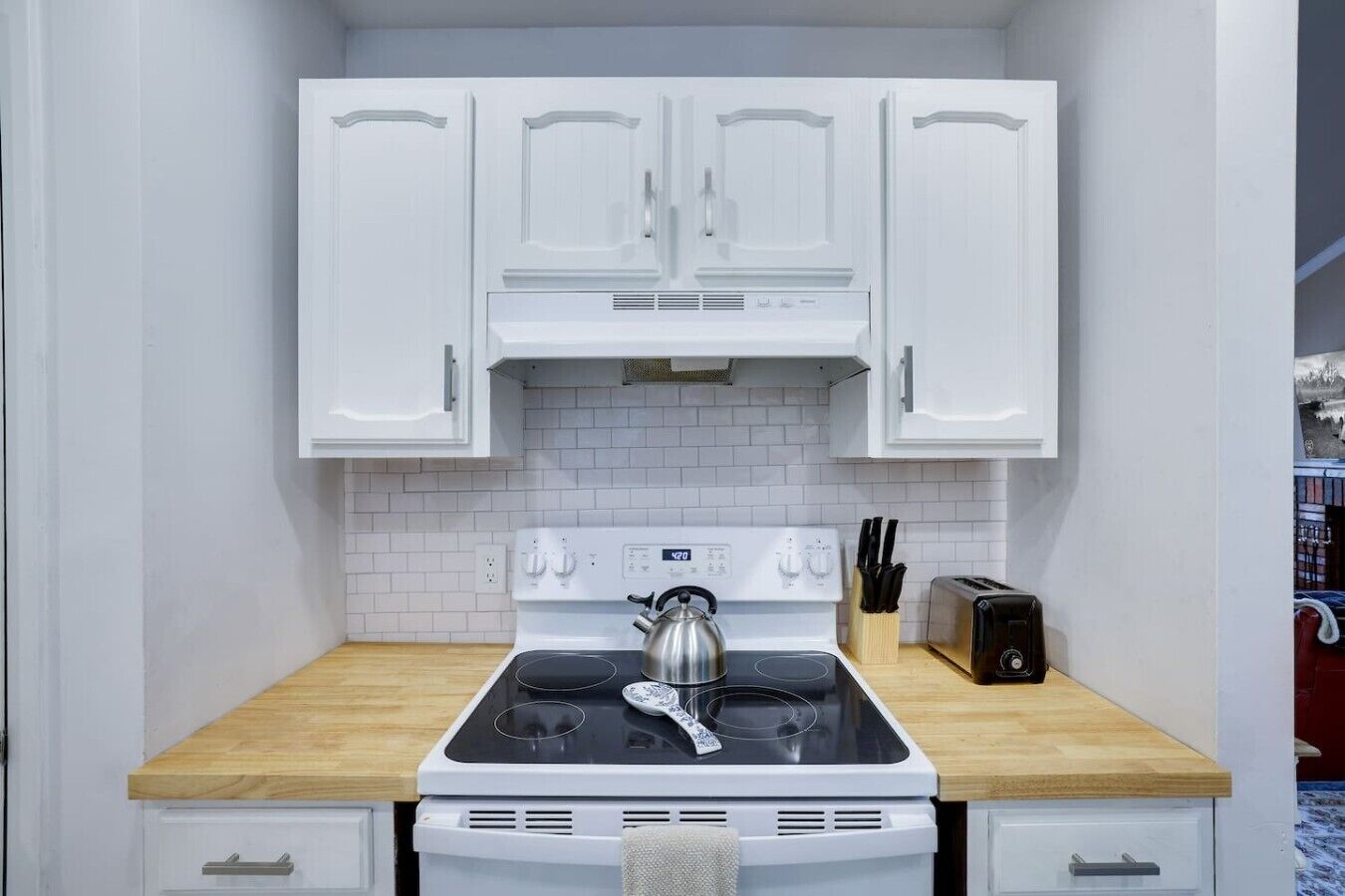 Coffee/tea maker, fridge, microwave