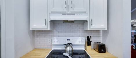 Coffee/tea maker, fridge, microwave