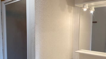 Classic-Doppel- oder -Zweibettzimmer, mit Bad | Badezimmer
