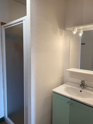 Classic Room | Bathroom