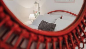 Edredón, tabla de planchar con plancha y ropa de cama