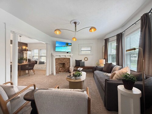 Chic Lakeside Retreat , Steps from the Beach!