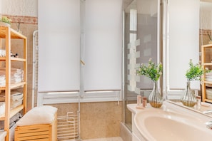 Hair dryer, towels - LE LAFAYETTE 2 AP4474 by Riviera Holiday Homes (Niza)